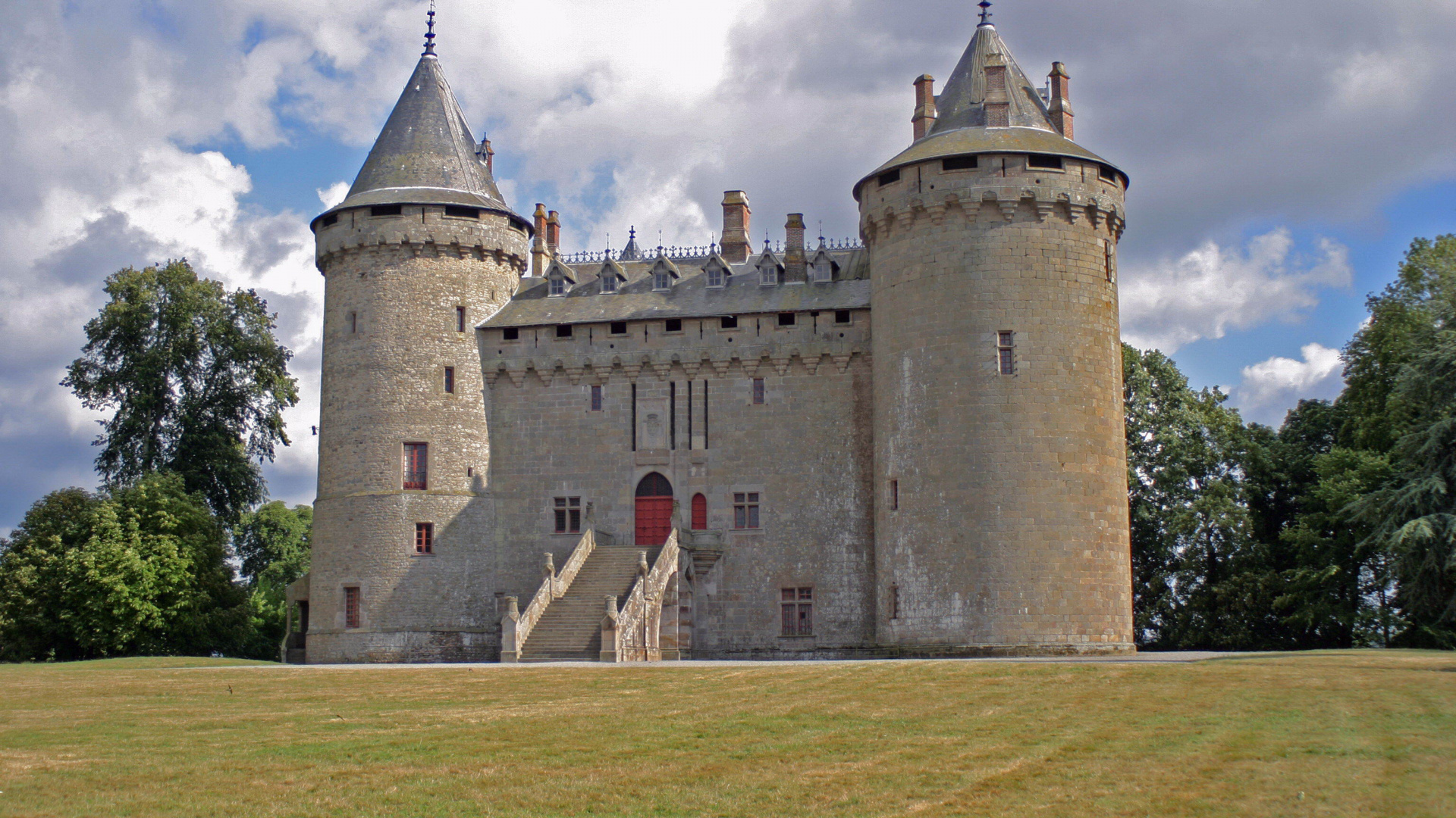 Brown Concrete Castle Under White Sky During Daytime. Wallpaper in 1920x1080 Resolution
