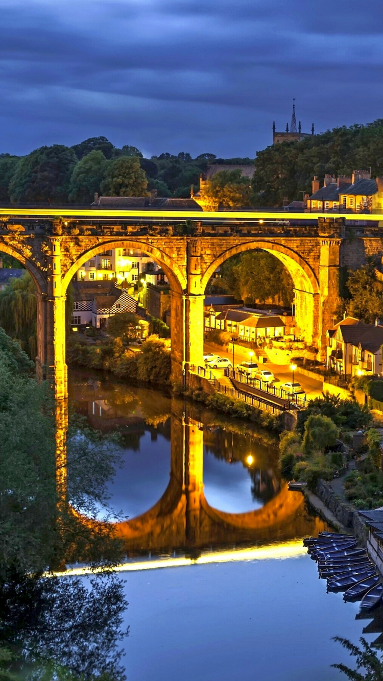 Pont en Béton Brun Au-dessus de la Rivière. Wallpaper in 750x1334 Resolution