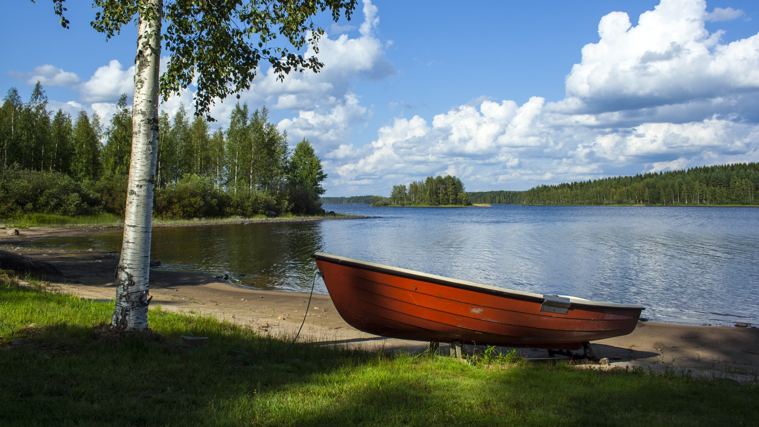 Brown Boat on Lake Shore During Daytime. Wallpaper in 2560x1440 Resolution