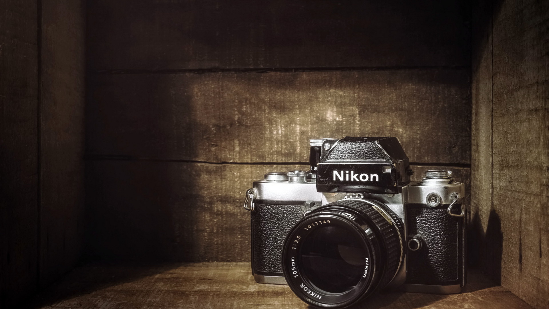 Schwarze Und Silberne DSLR-Kamera Auf Braunem Holztisch. Wallpaper in 1920x1080 Resolution