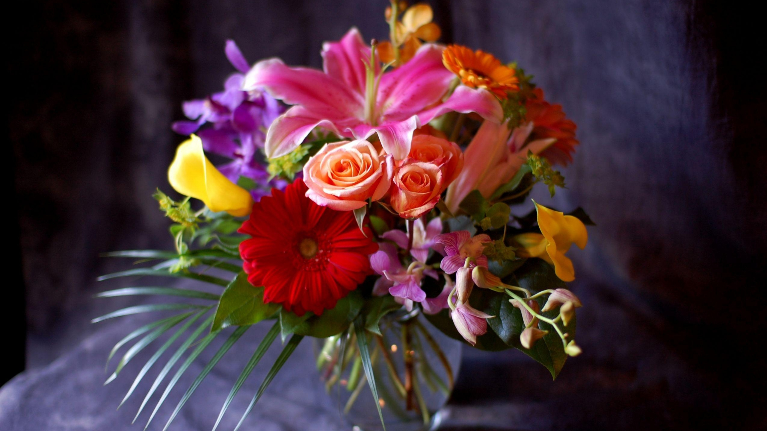 Bouquet de Roses Rouges et Jaunes. Wallpaper in 2560x1440 Resolution