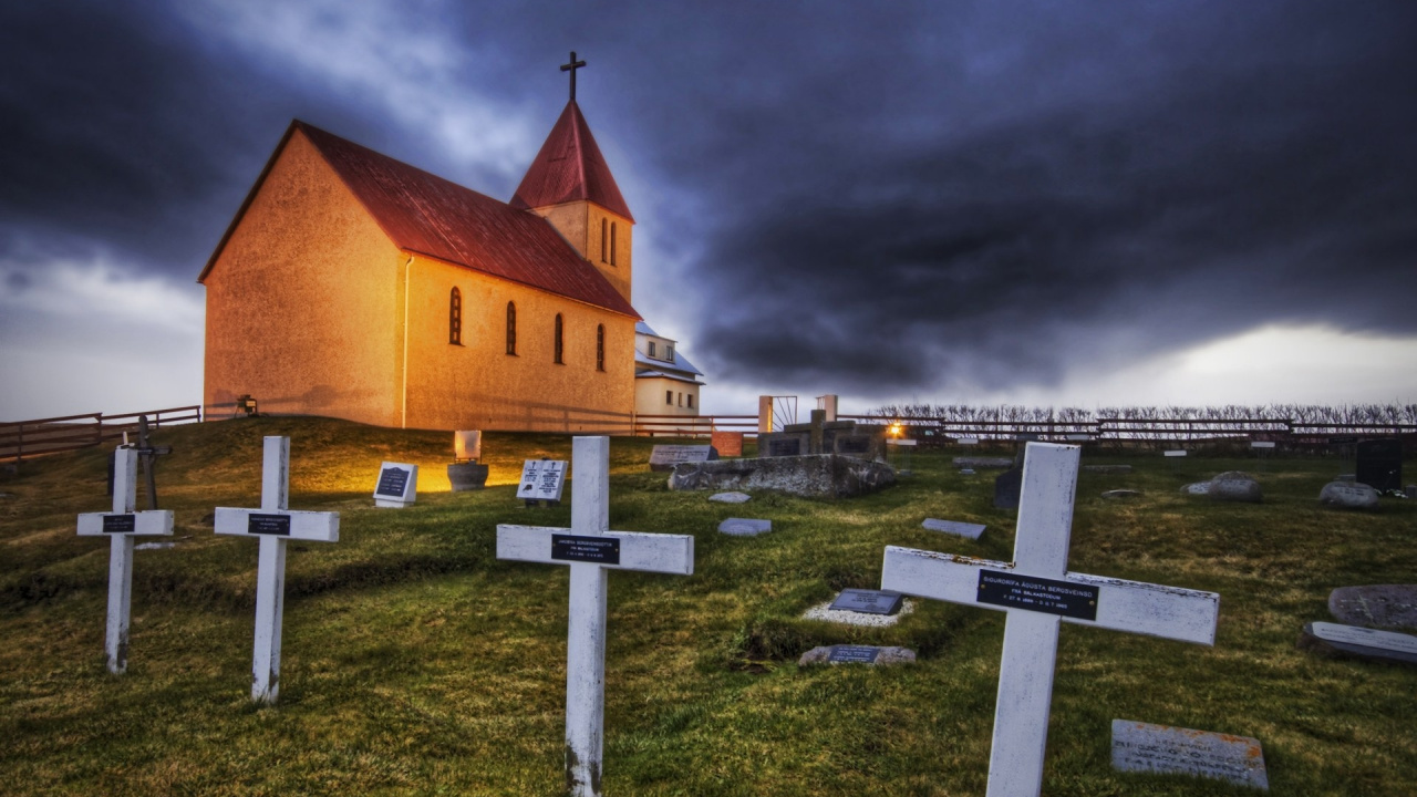 Brown and White Concrete Building Under Cloudy Sky During Daytime. Wallpaper in 1280x720 Resolution