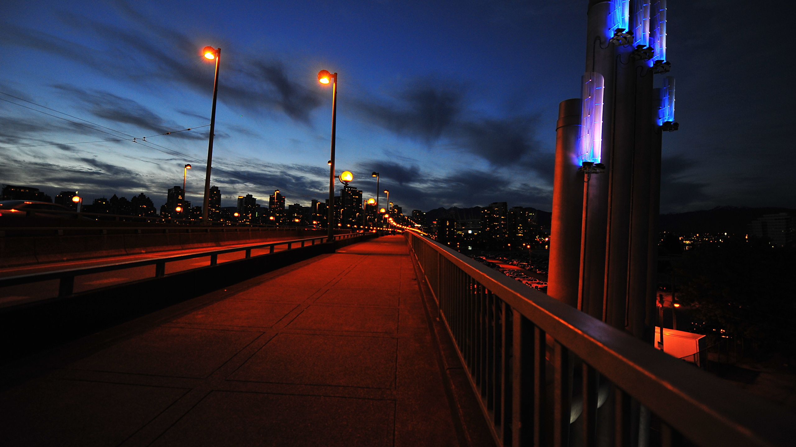 Puente de Madera Marrón Durante la Noche.. Wallpaper in 2560x1440 Resolution