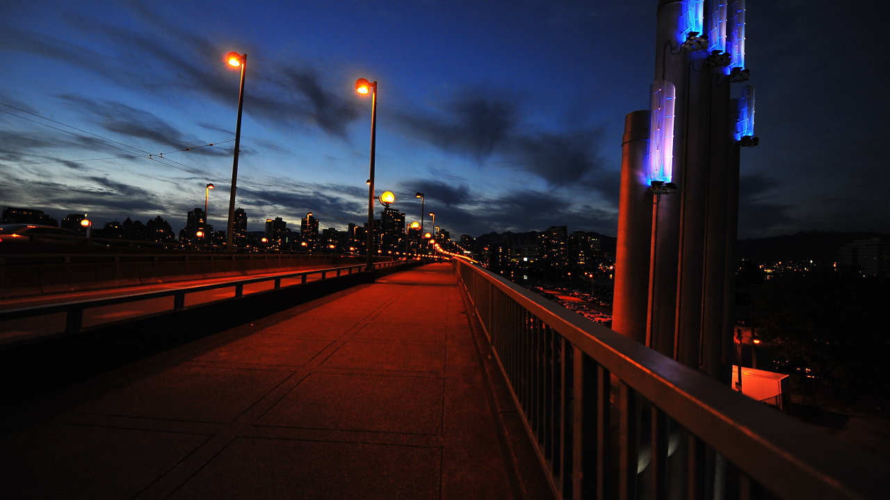 Braune Holzbrücke Während Der Nacht. Wallpaper in 1280x720 Resolution