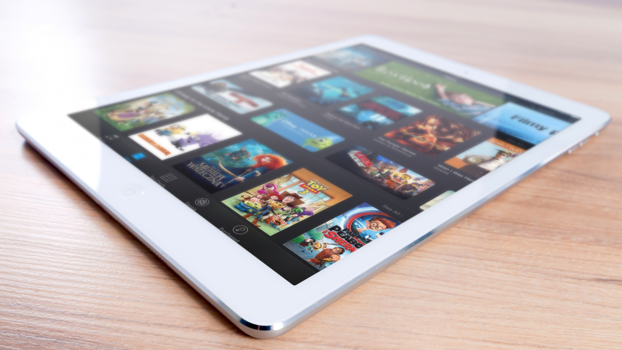 IPad Blanc Sur Table en Bois Marron. Wallpaper in 1280x720 Resolution