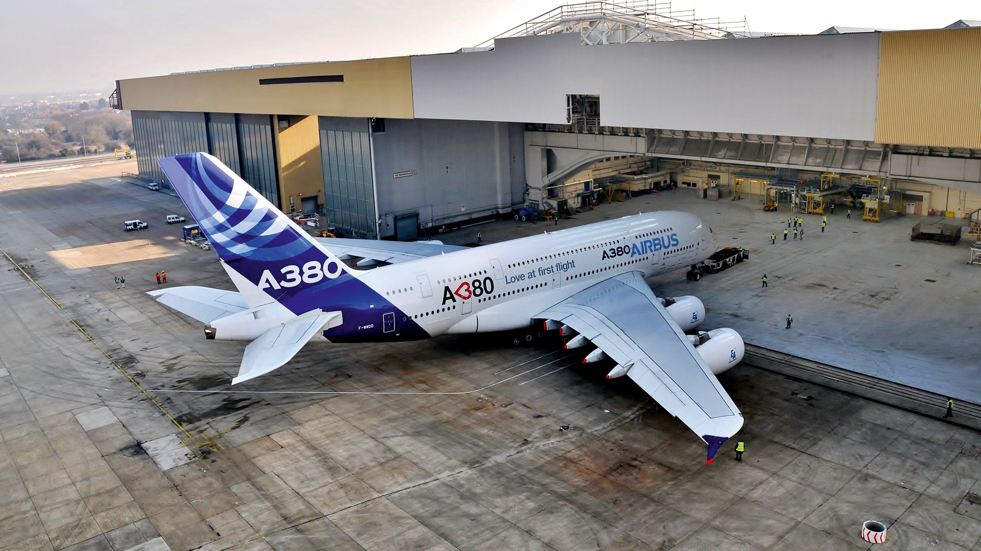 Avión Blanco y Azul en el Aeropuerto Durante el Día. Wallpaper in 1920x1080 Resolution