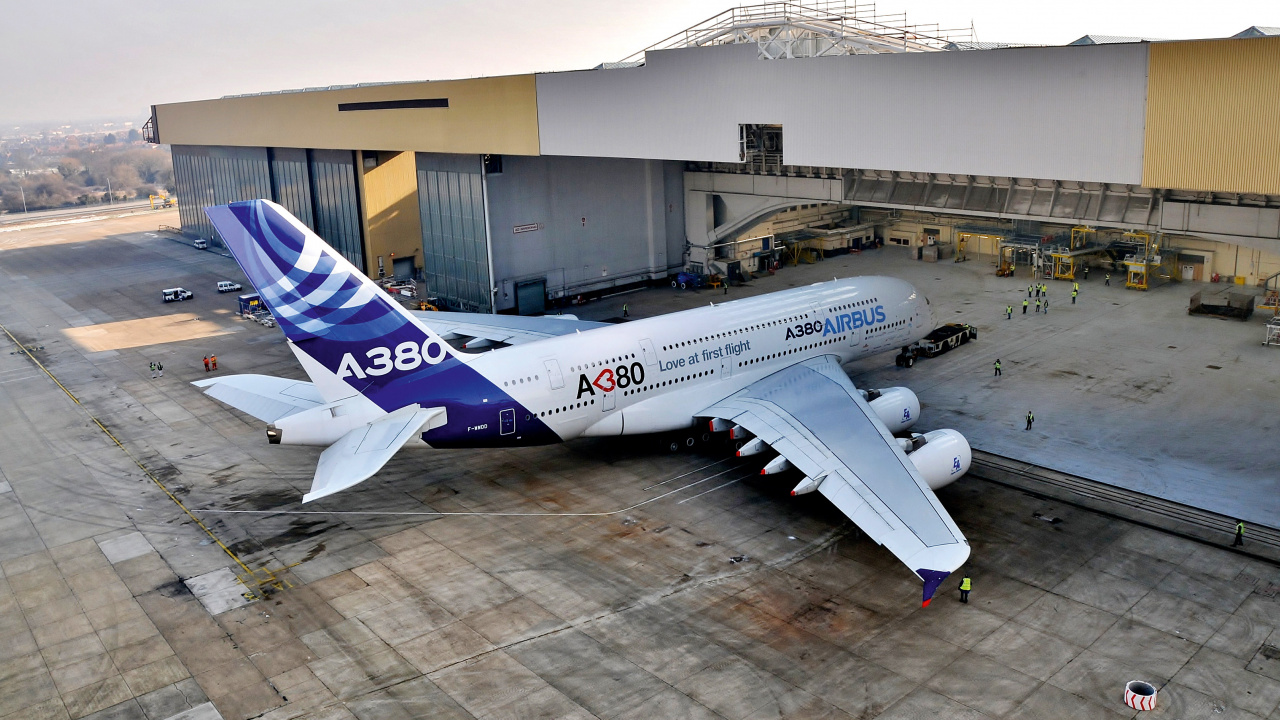 Avion Blanc et Bleu à L'aéroport Pendant la Journée. Wallpaper in 1280x720 Resolution