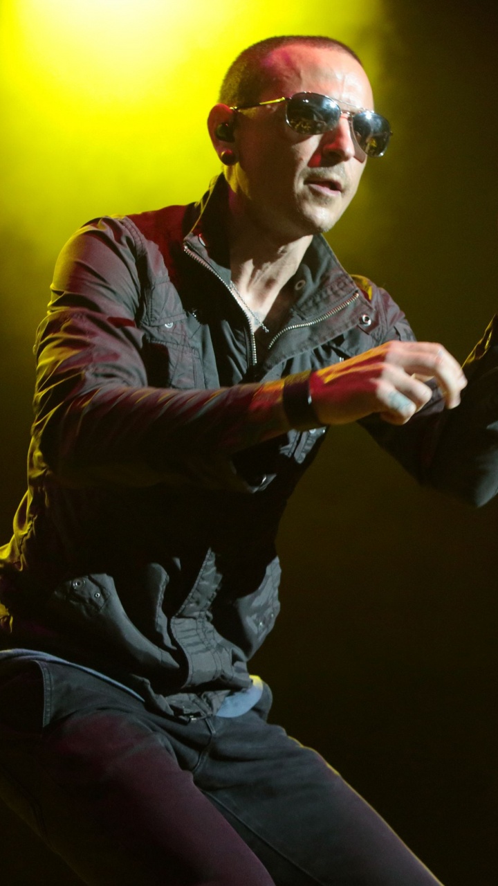 Guitarist, Chester Bennington, Guitar, Rock Concert, Linkin Park. Wallpaper in 720x1280 Resolution