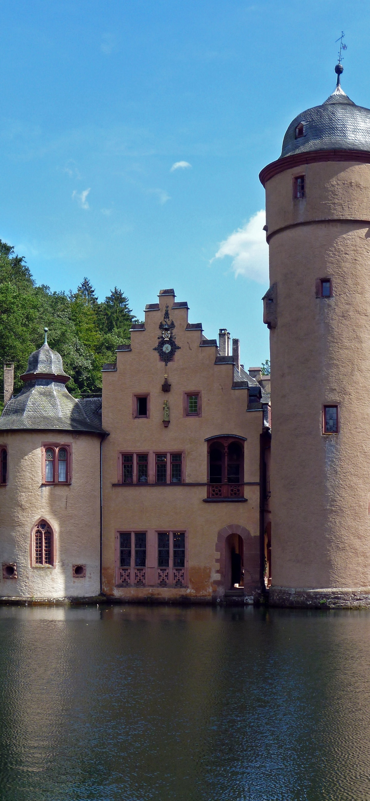 Bâtiment en Béton Brun à Côté de la Rivière Pendant la Journée. Wallpaper in 1242x2688 Resolution