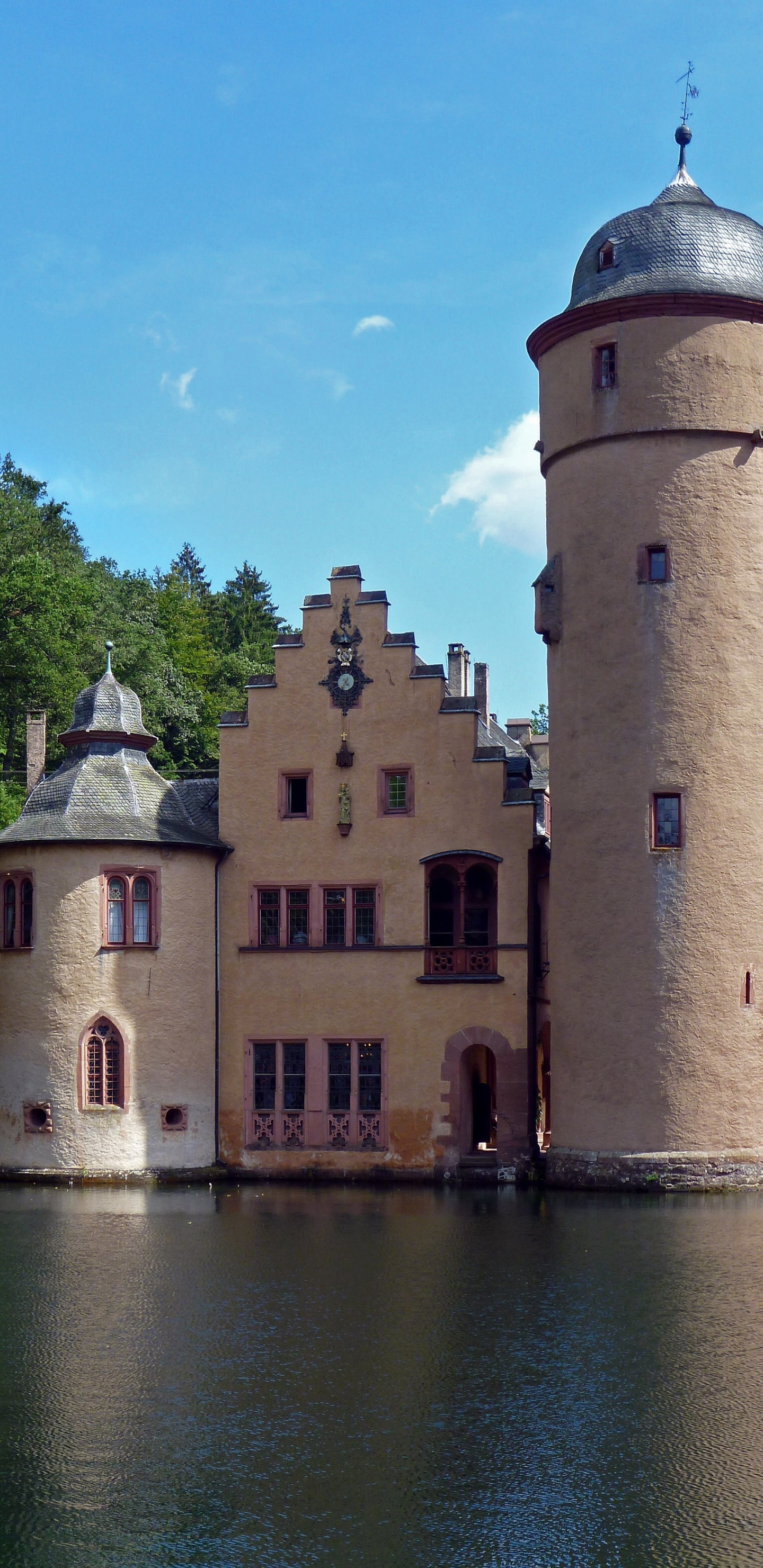 Bâtiment en Béton Brun à Côté de la Rivière Pendant la Journée. Wallpaper in 1440x2960 Resolution
