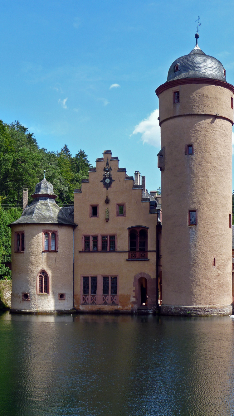 Bâtiment en Béton Brun à Côté de la Rivière Pendant la Journée. Wallpaper in 750x1334 Resolution