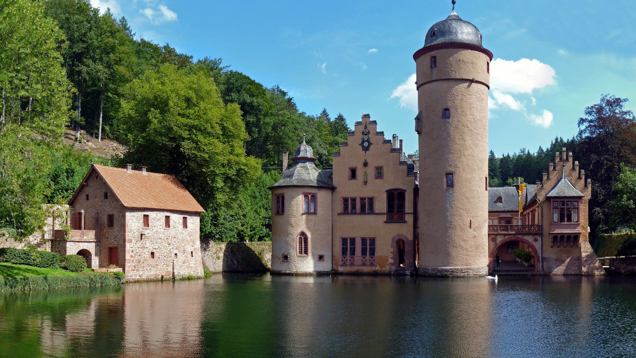 Braunes Betongebäude am Fluss Tagsüber. Wallpaper in 1280x720 Resolution