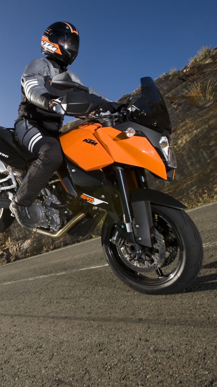 Mann in Orange Und Schwarzem Motorradhelm, Der Orange Und Schwarzes Sportrad Auf Grauem Asphalt Fährt Riding. Wallpaper in 720x1280 Resolution