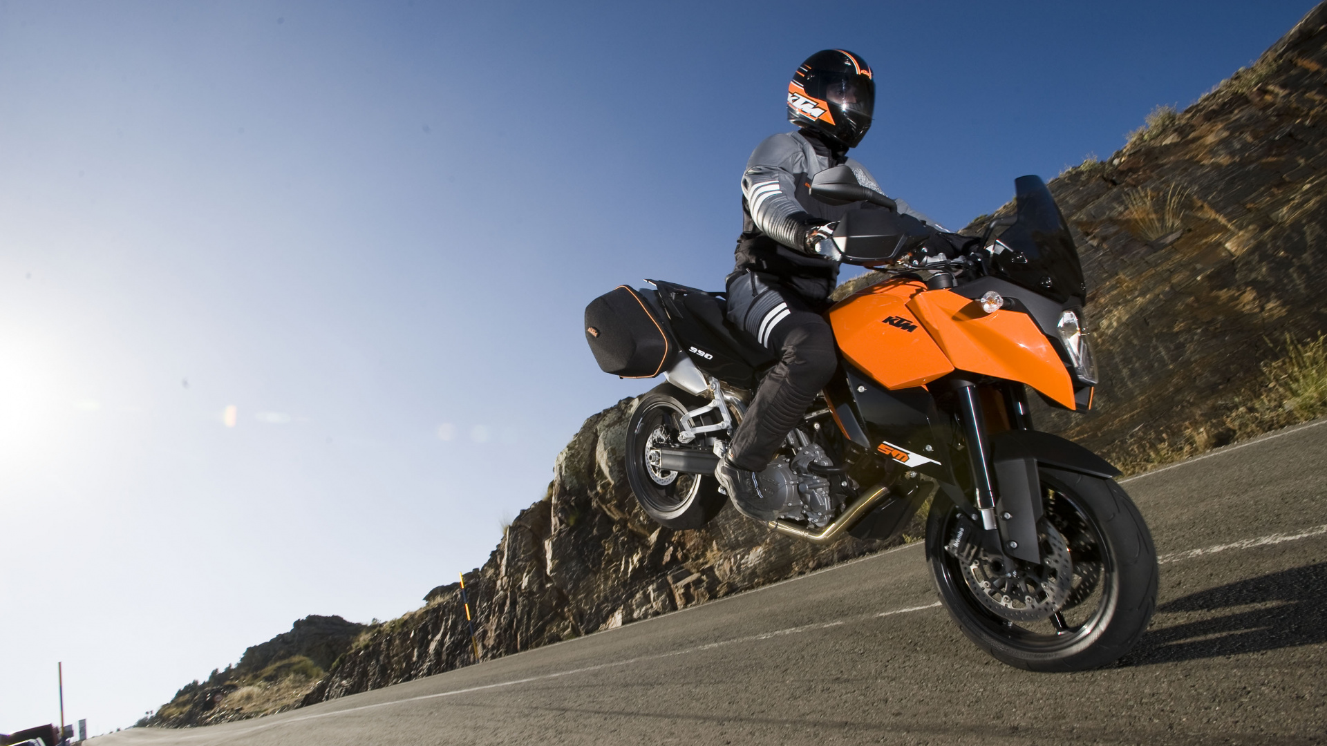 Hombre en Casco de Motocicleta Naranja y Negro Montando Bicicleta Deportiva Naranja y Negra Sobre Asfalto Gris. Wallpaper in 1920x1080 Resolution