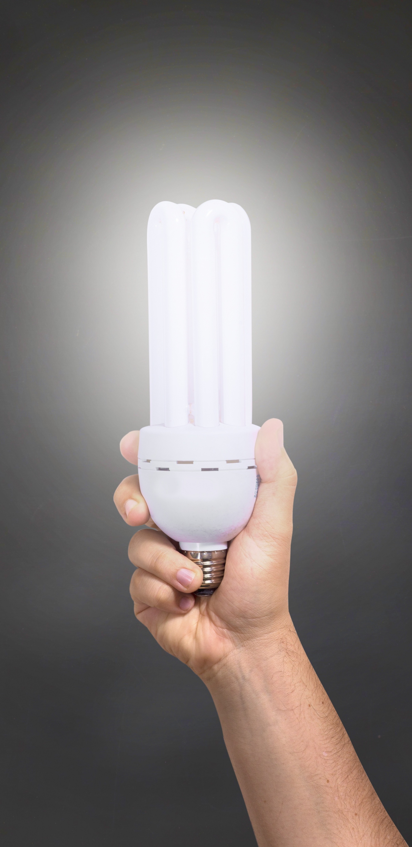 Persona Sosteniendo un Recipiente de Plástico Blanco. Wallpaper in 1440x2960 Resolution