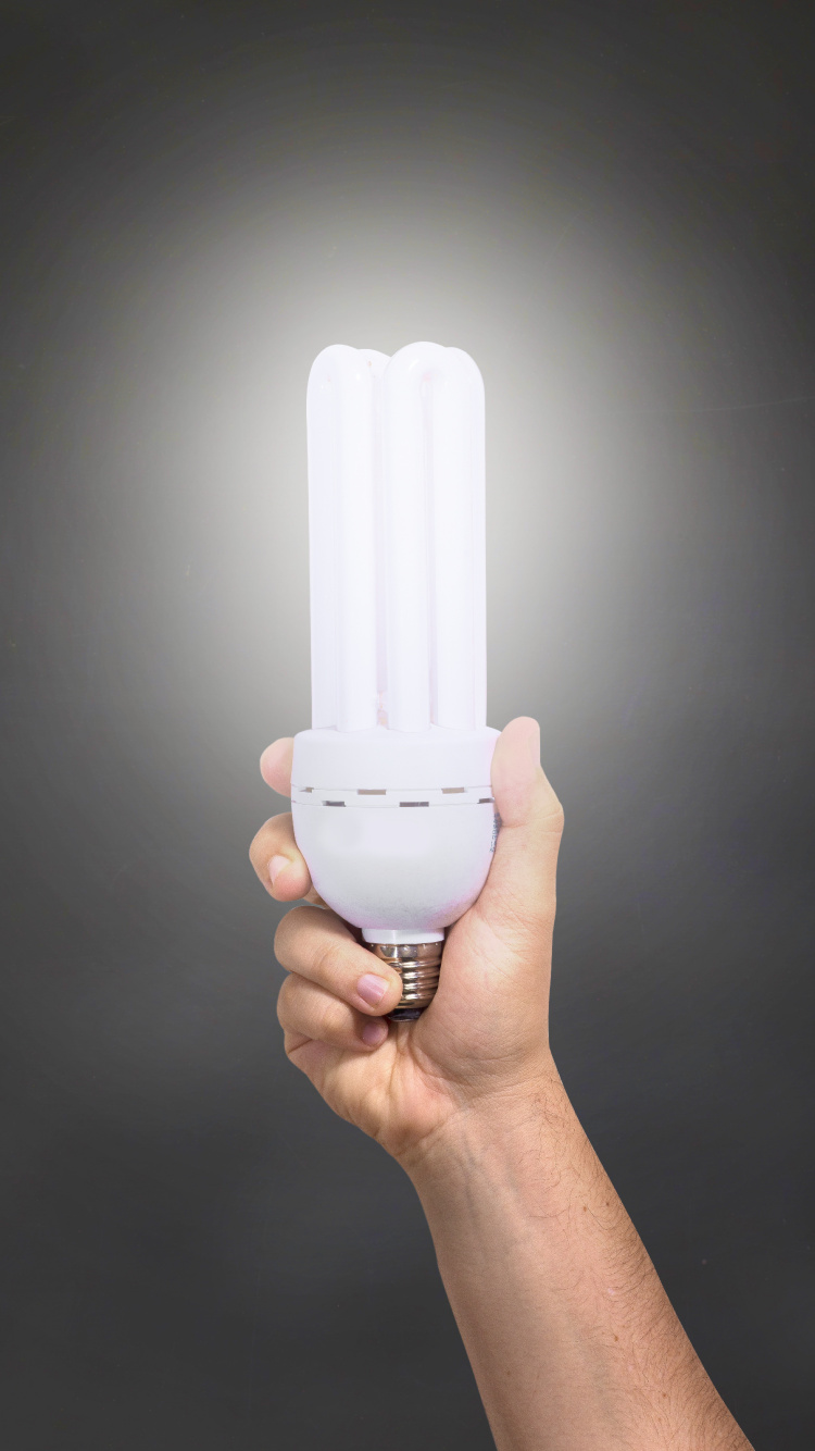 Personne Tenant un Récipient en Plastique Blanc. Wallpaper in 750x1334 Resolution