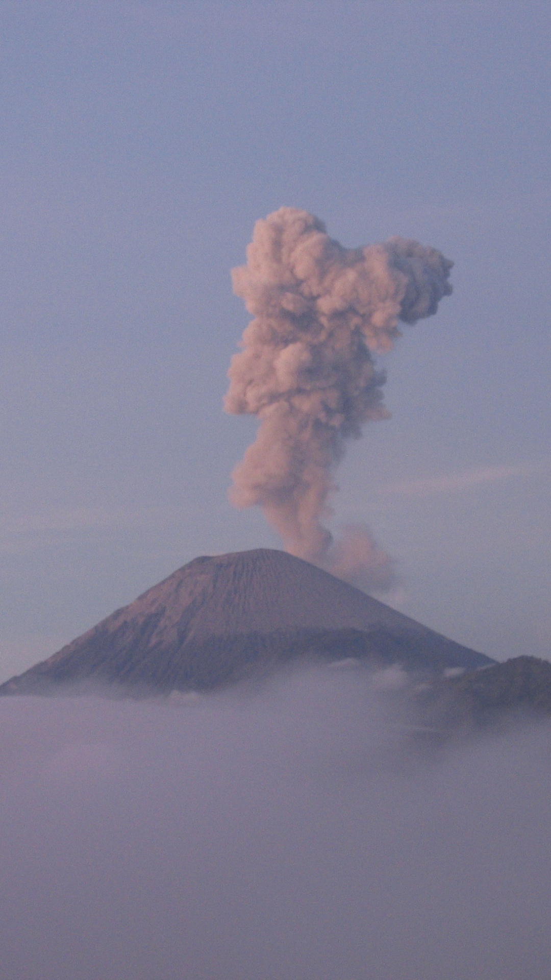 Brauner Und Schwarzer Berg Unter Weißen Wolken Tagsüber. Wallpaper in 1080x1920 Resolution
