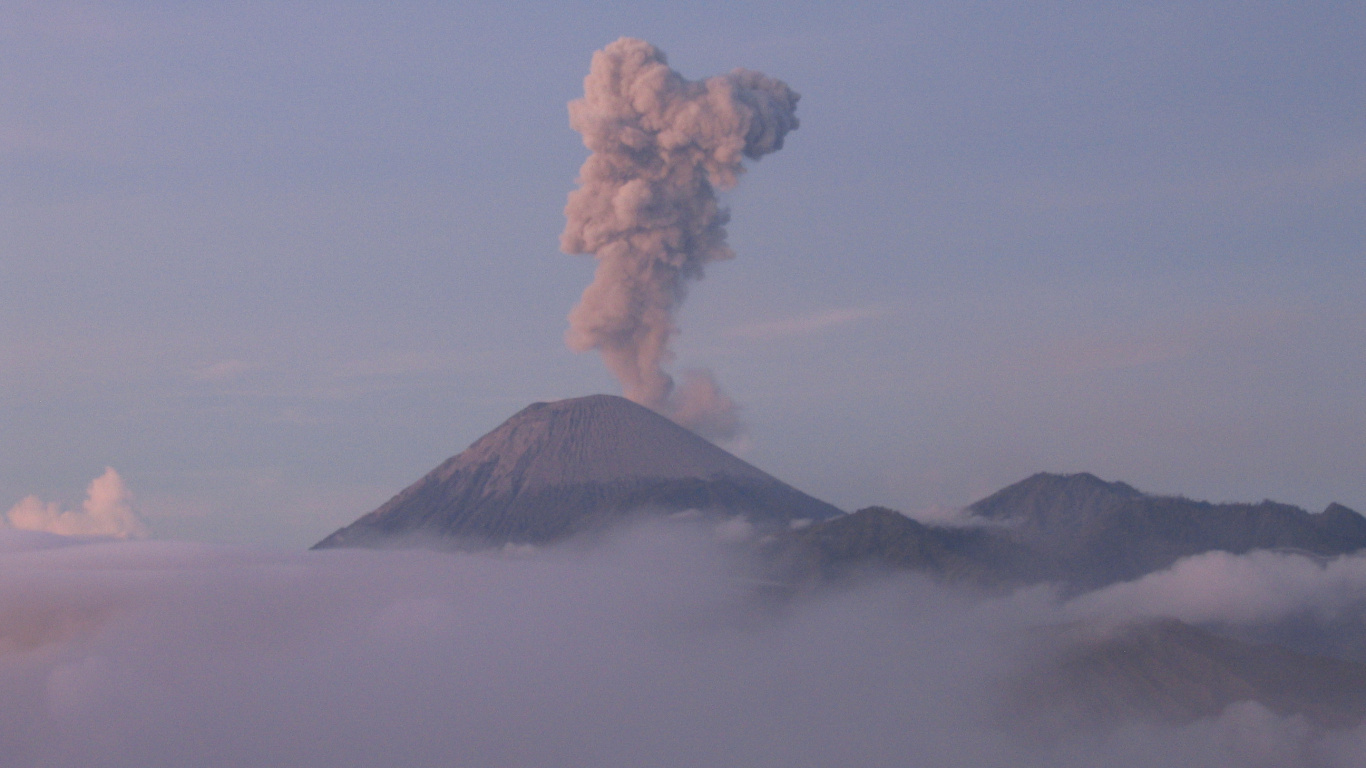 Brown and Black Mountain Under White Clouds During Daytime. Wallpaper in 1366x768 Resolution