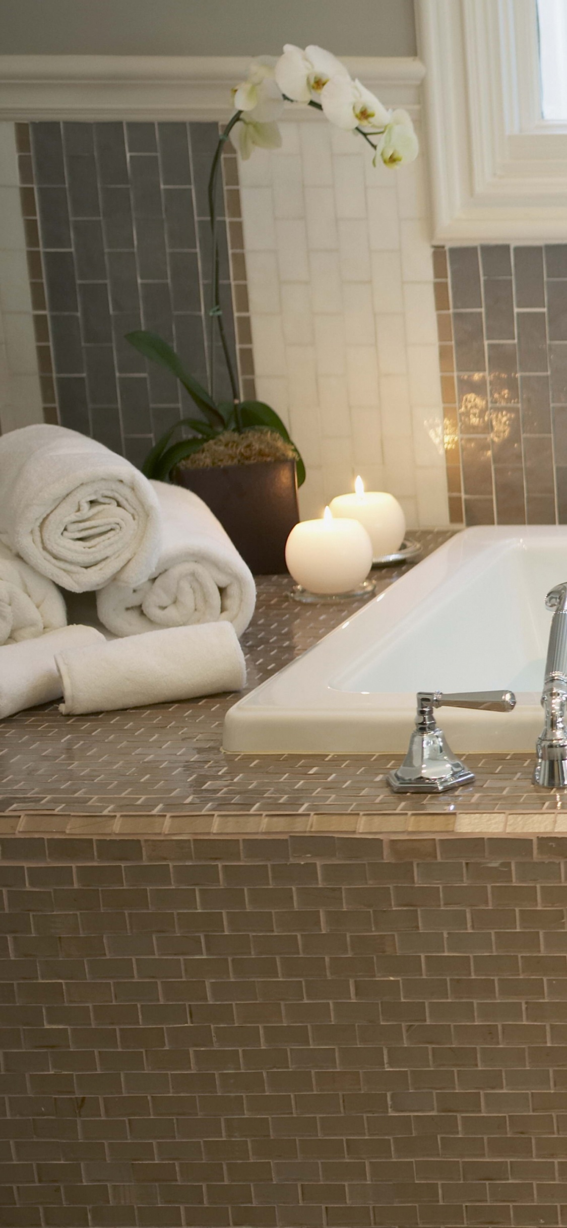 Stainless Steel Faucet on Brown and White Ceramic Sink. Wallpaper in 1125x2436 Resolution