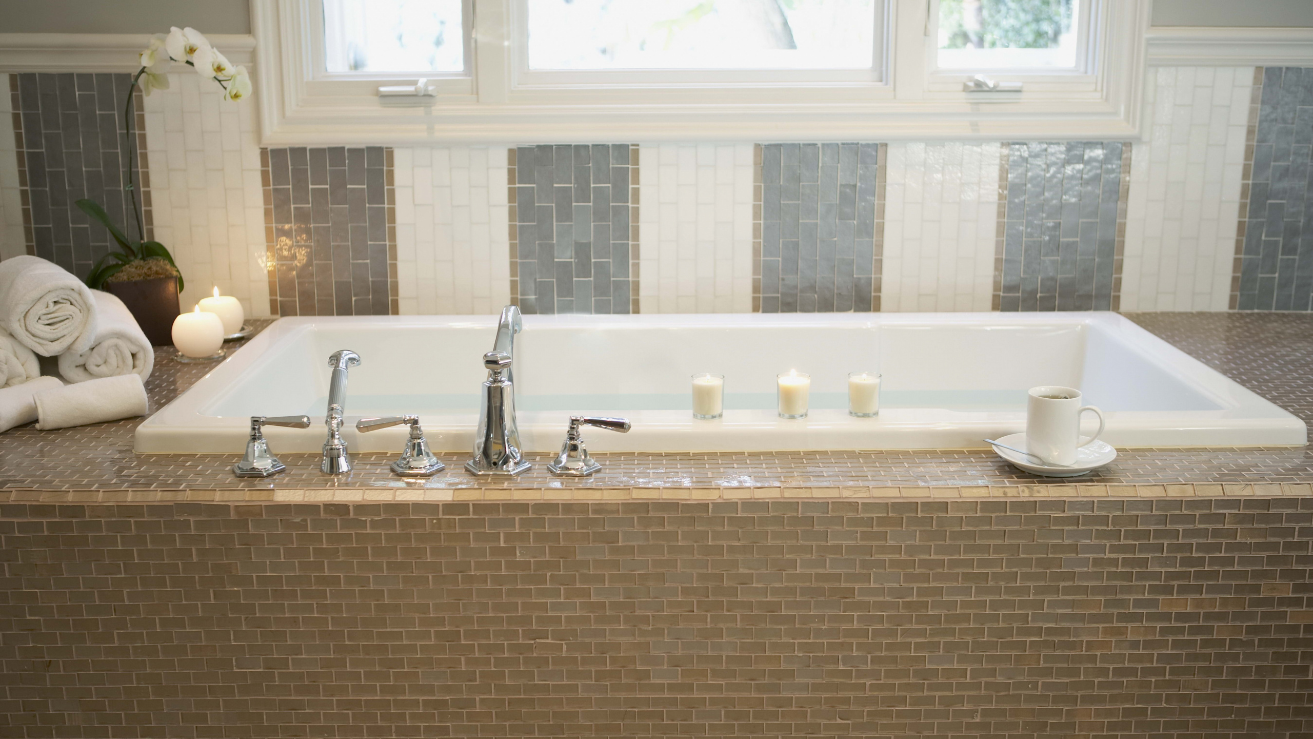 Stainless Steel Faucet on Brown and White Ceramic Sink. Wallpaper in 2560x1440 Resolution