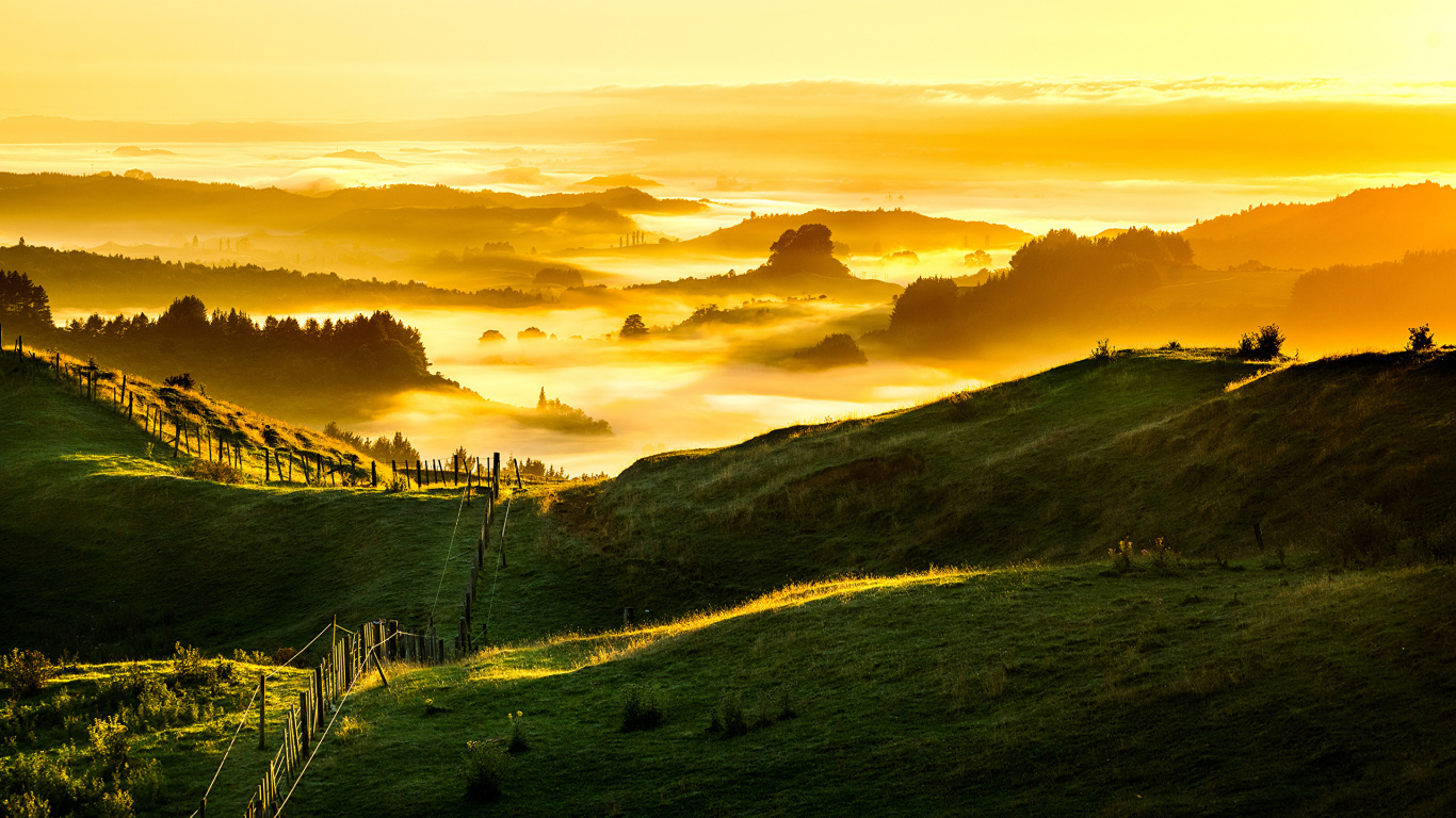 Tagsüber Grüne Wiese Unter Bewölktem Himmel. Wallpaper in 1366x768 Resolution