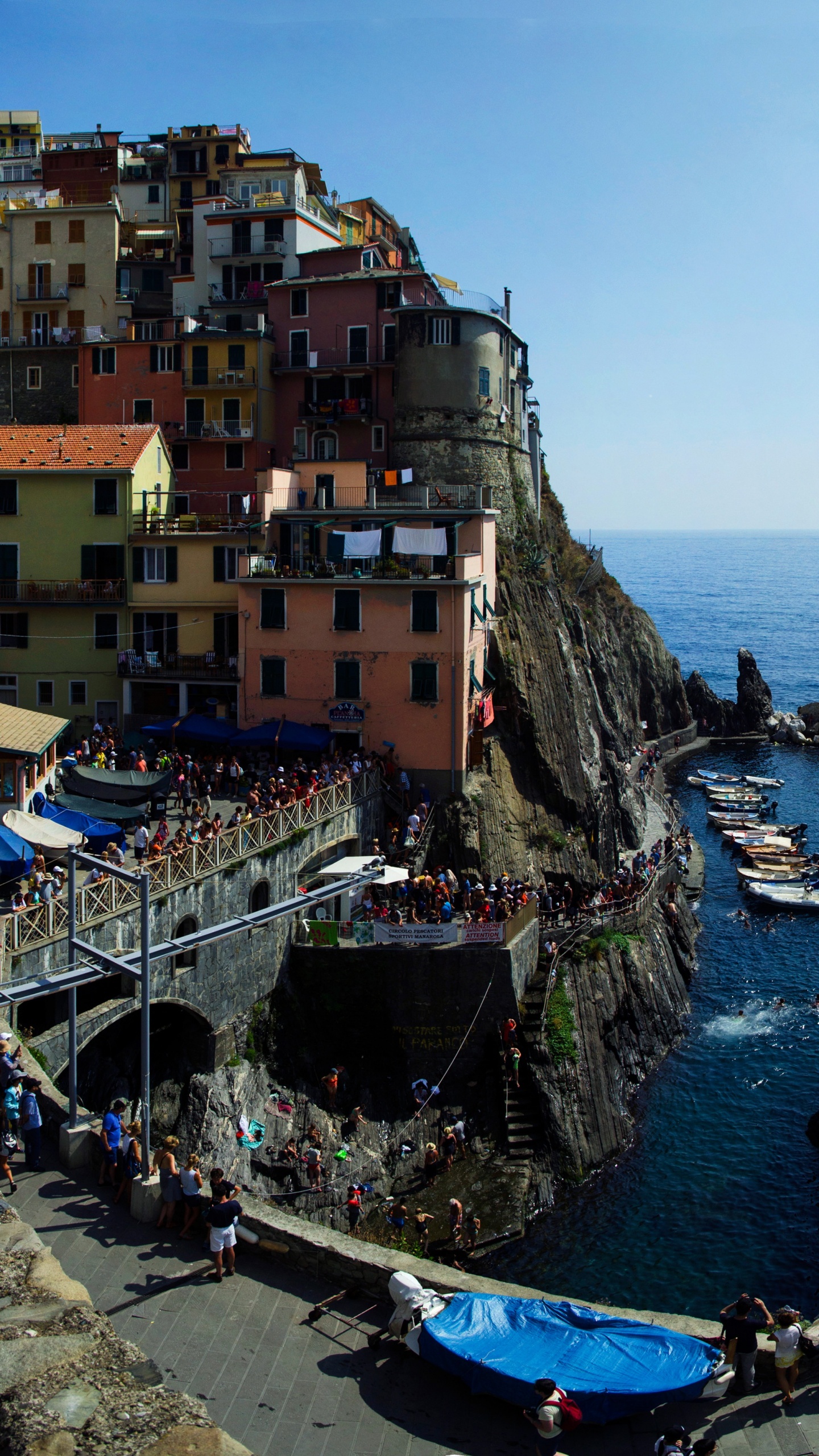 Blaues Boot Auf Gewässer in Der Nähe Von Betongebäuden Tagsüber. Wallpaper in 1440x2560 Resolution