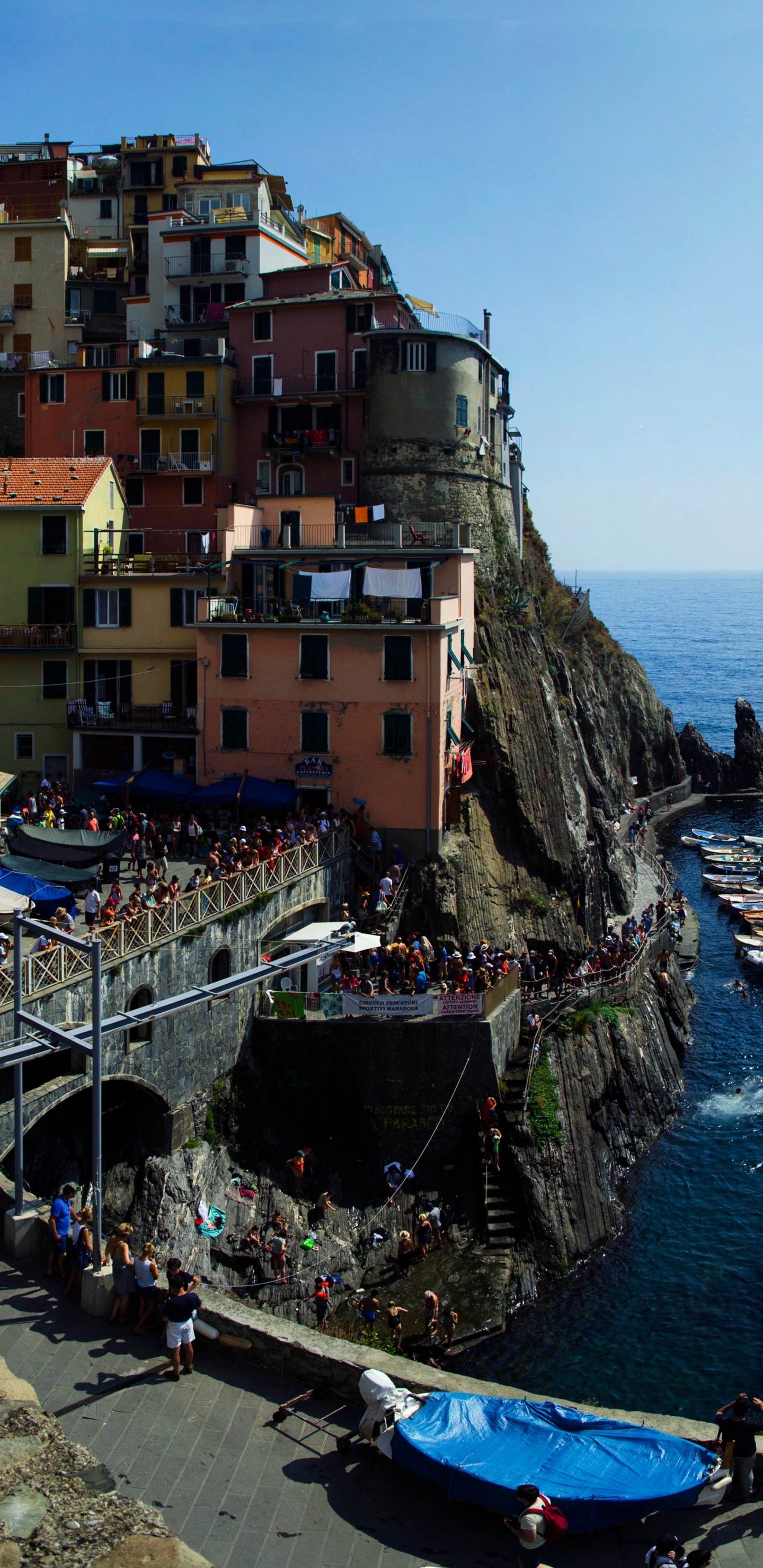 Blaues Boot Auf Gewässer in Der Nähe Von Betongebäuden Tagsüber. Wallpaper in 1440x2960 Resolution