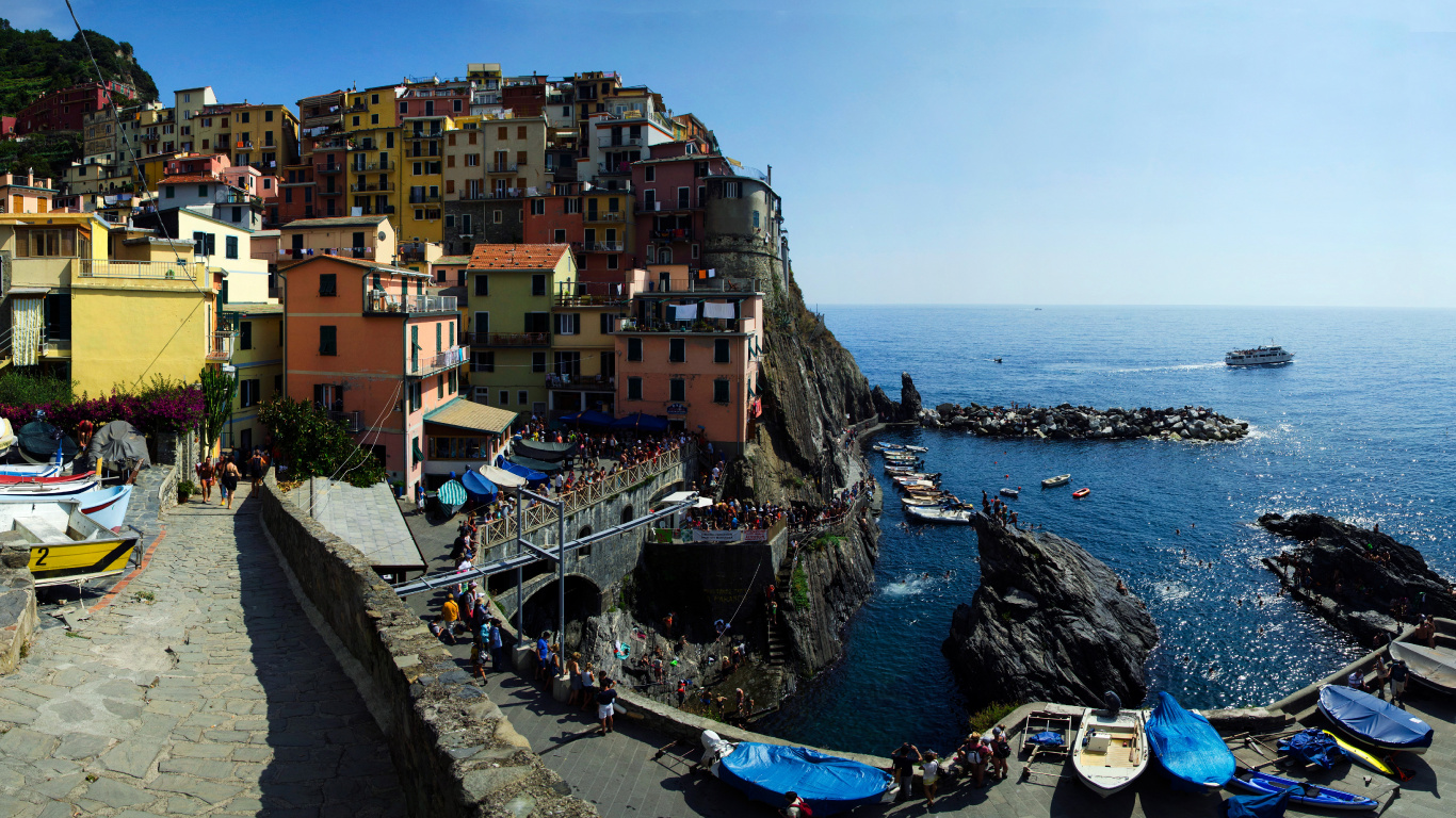Barco Azul en el Cuerpo de Agua Cerca de Edificios de Hormigón Durante el Día. Wallpaper in 1366x768 Resolution