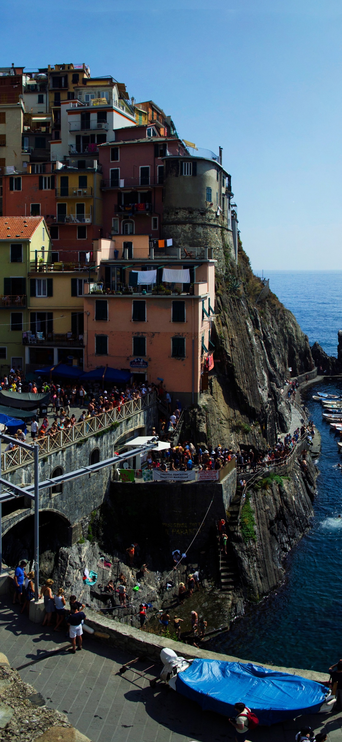 Bateau Bleu Sur un Plan D'eau Près de Bâtiments en Béton Pendant la Journée. Wallpaper in 1125x2436 Resolution