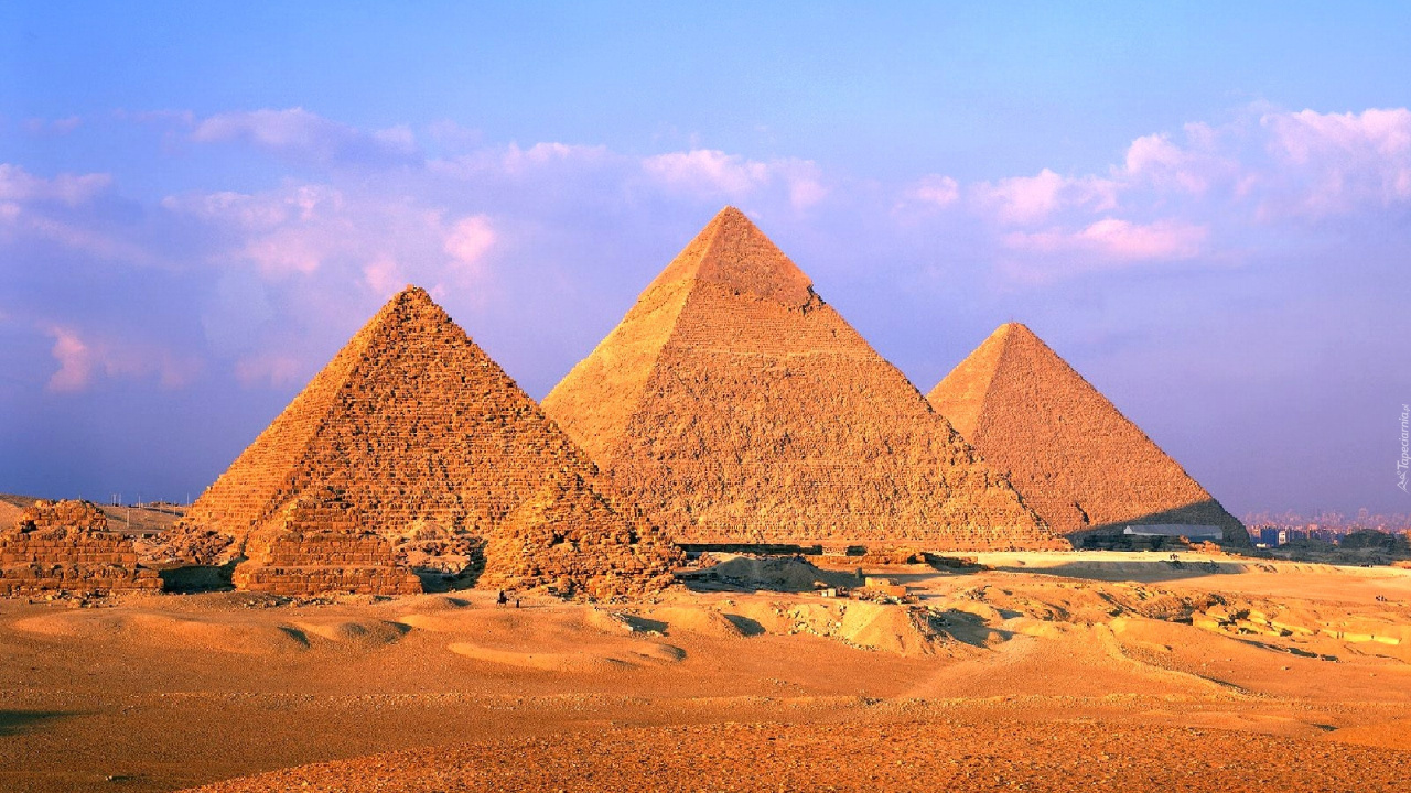 Brown Pyramid on Brown Sand Under Blue Sky During Daytime. Wallpaper in 1280x720 Resolution