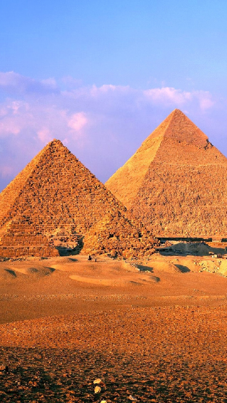 Braune Pyramide Auf Braunem Sand Unter Blauem Himmel Tagsüber. Wallpaper in 750x1334 Resolution