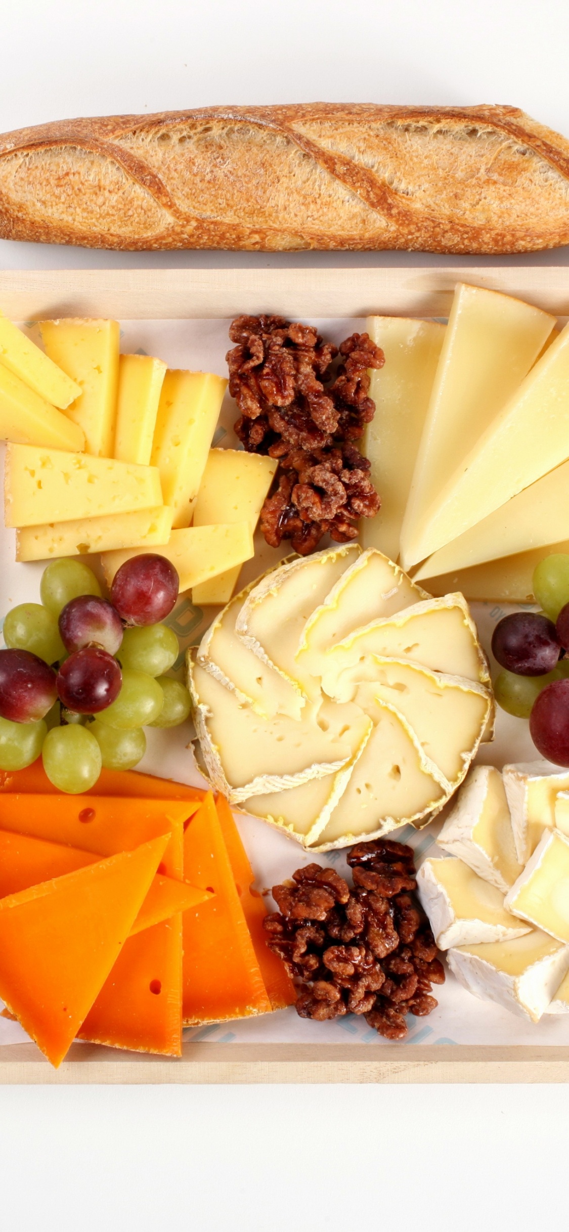 Geschnittenes Brot Auf Weißer Keramikplatte. Wallpaper in 1125x2436 Resolution