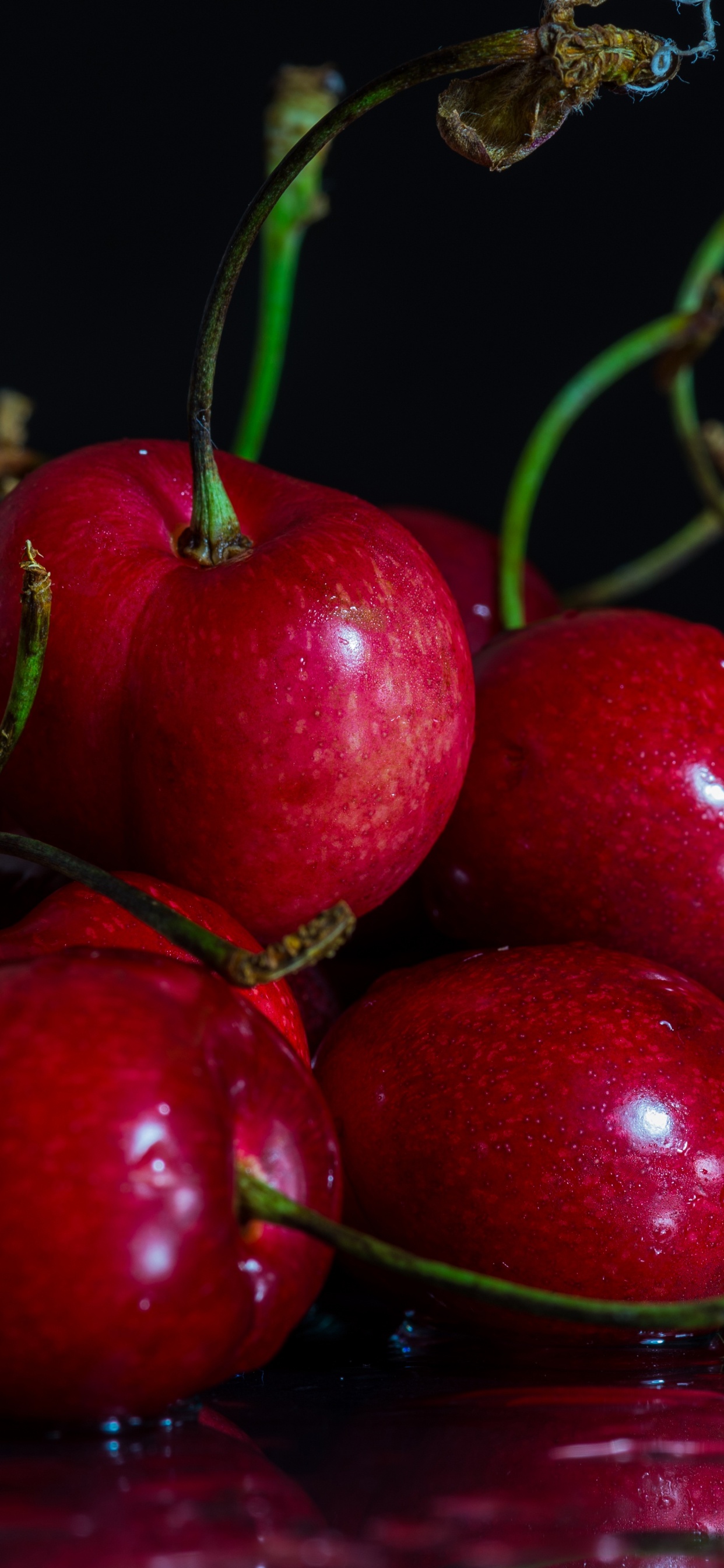 Rote Kirschfrucht Auf Braunem Holztisch. Wallpaper in 1242x2688 Resolution