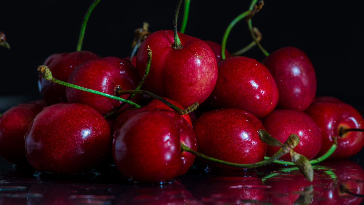 Rote Kirschfrucht Auf Braunem Holztisch. Wallpaper in 1280x720 Resolution