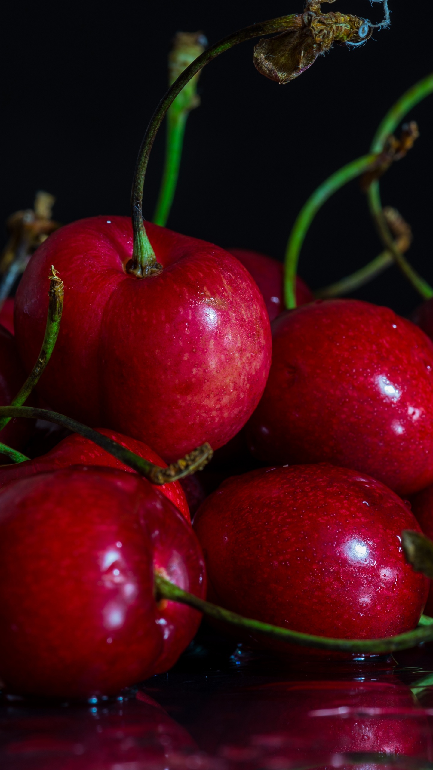 Rote Kirschfrucht Auf Braunem Holztisch. Wallpaper in 1440x2560 Resolution