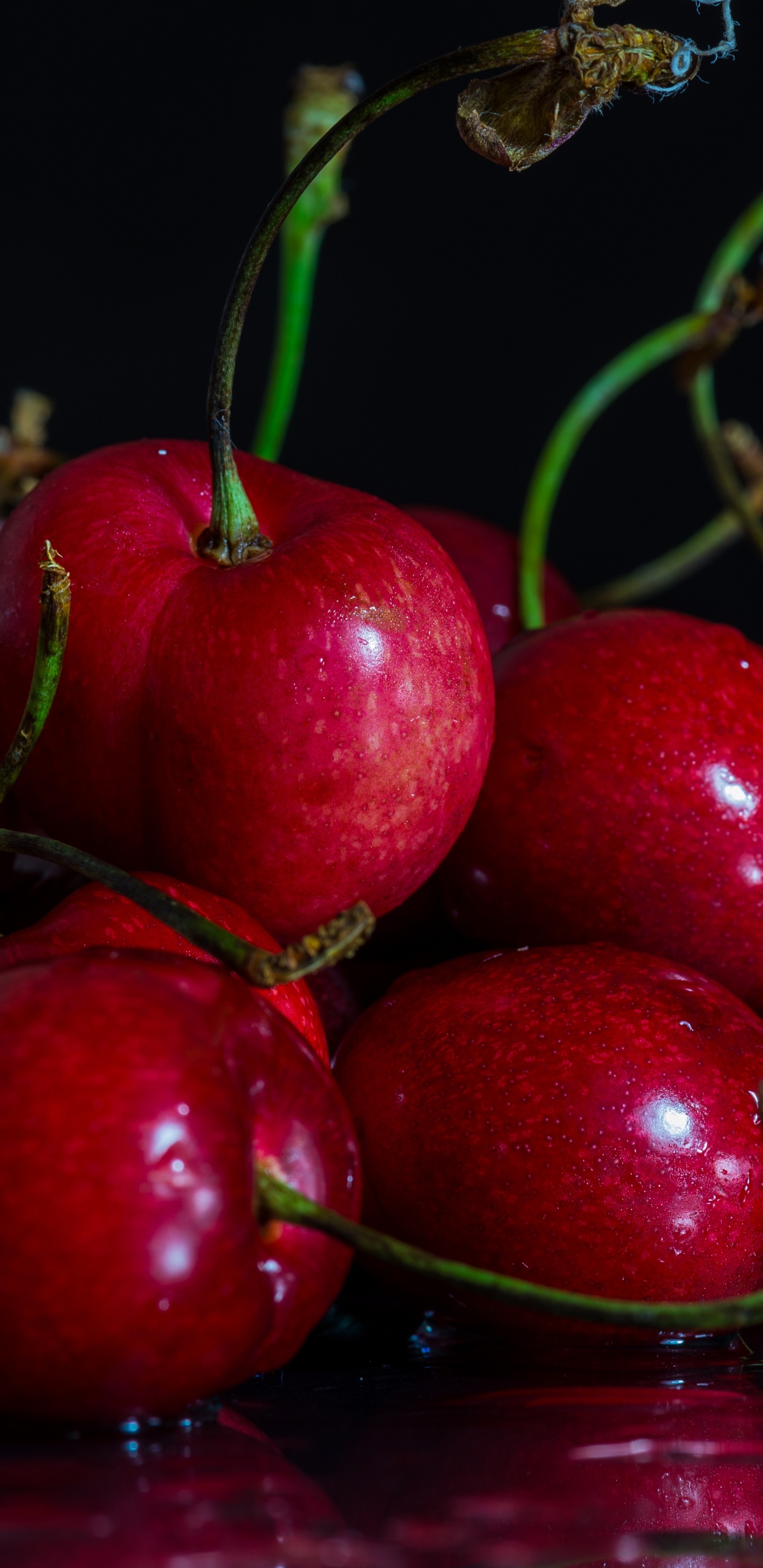 Rote Kirschfrucht Auf Braunem Holztisch. Wallpaper in 1440x2960 Resolution