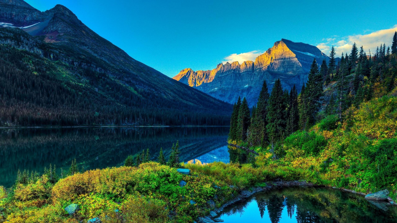 Arbres Verts Près du Lac et de la Montagne Sous un Ciel Bleu Pendant la Journée. Wallpaper in 1366x768 Resolution