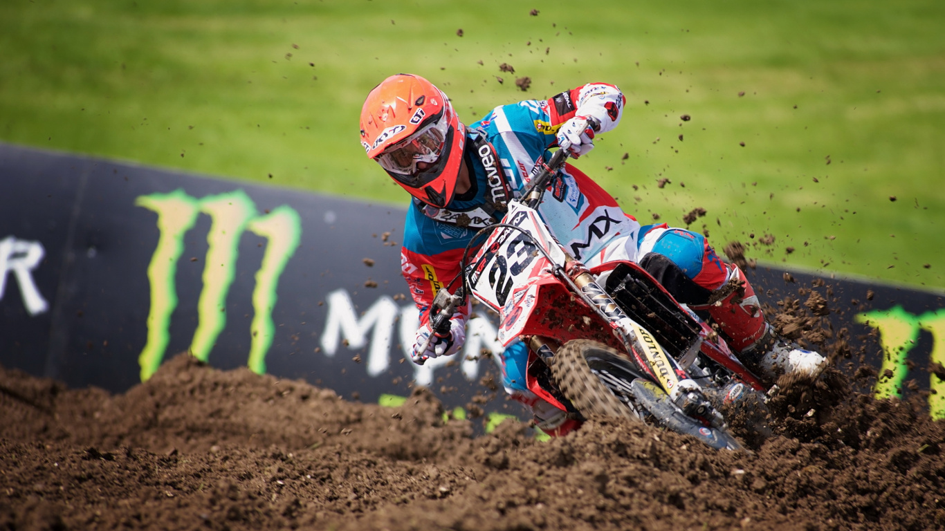 Hombre en Rojo y Blanco Casco de Motocross Montando Motocross Dirt Bike. Wallpaper in 1366x768 Resolution