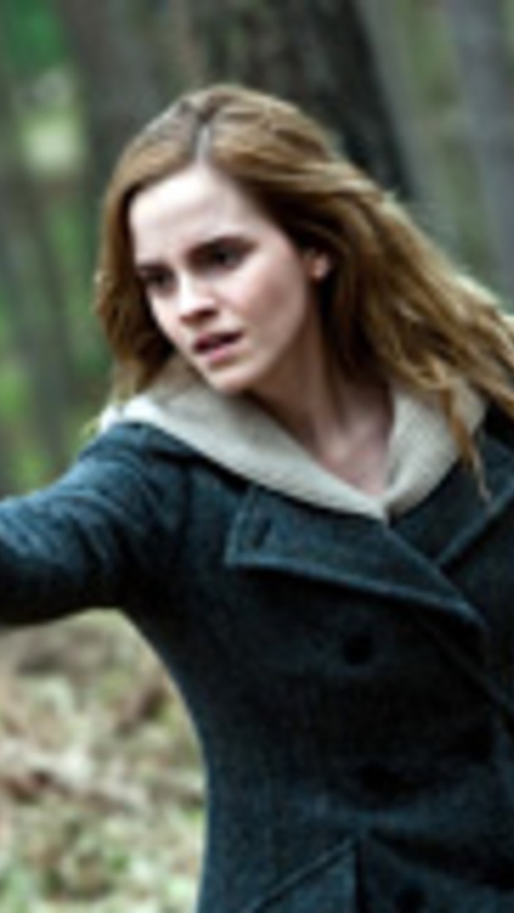 Frau im Blauen Langarmkleid, Die Tagsüber Auf Einer Braunen Wiese Steht. Wallpaper in 720x1280 Resolution