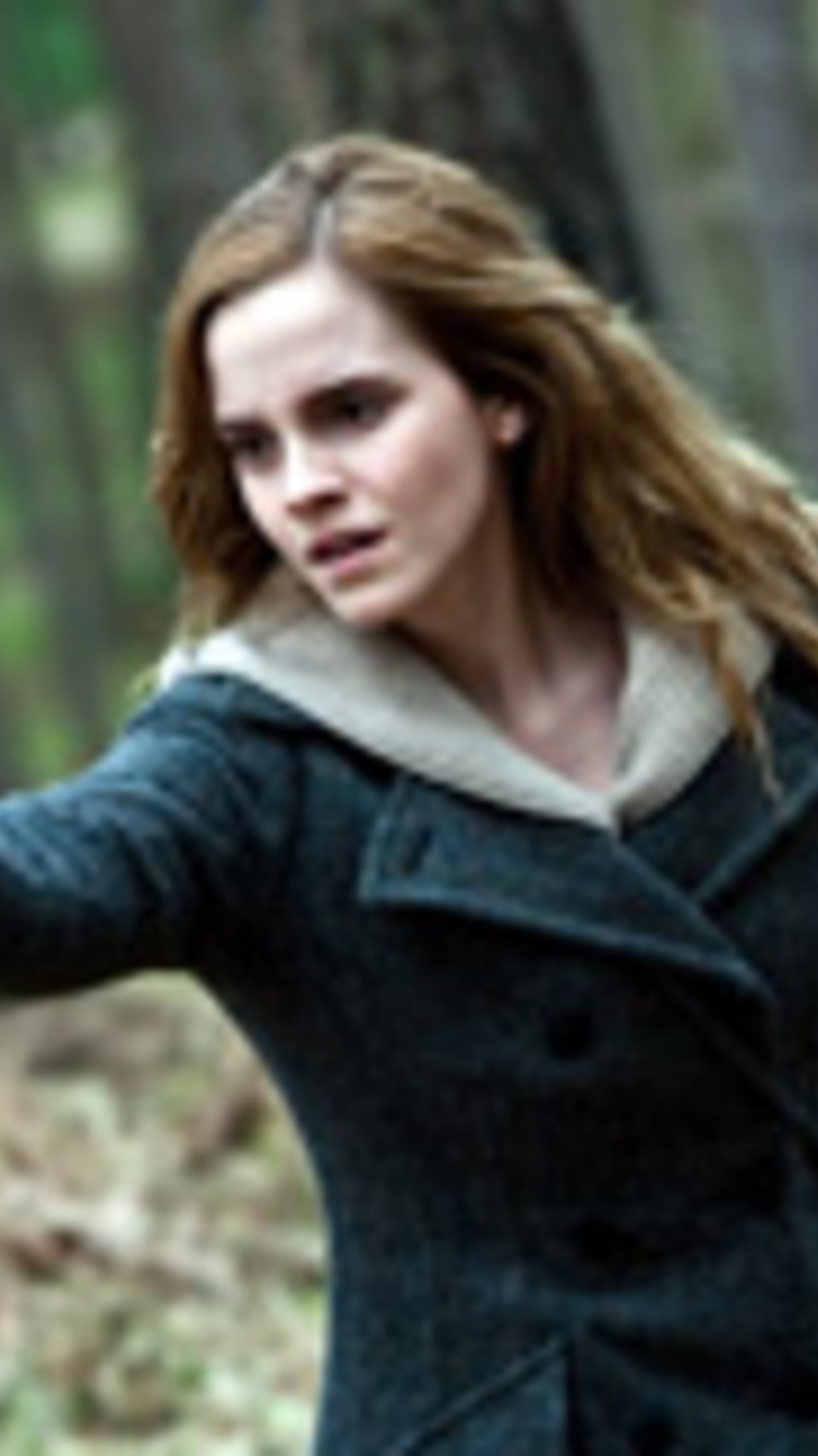 Mujer en Vestido Azul de Manga Larga de Pie Sobre el Campo de Hierba Marrón Durante el Día. Wallpaper in 750x1334 Resolution