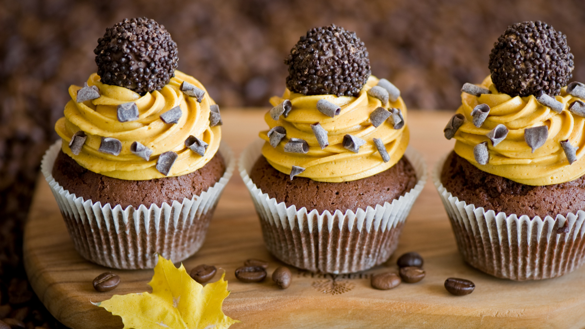 3 Cupcakes Sur Une Table en Bois Marron. Wallpaper in 1920x1080 Resolution