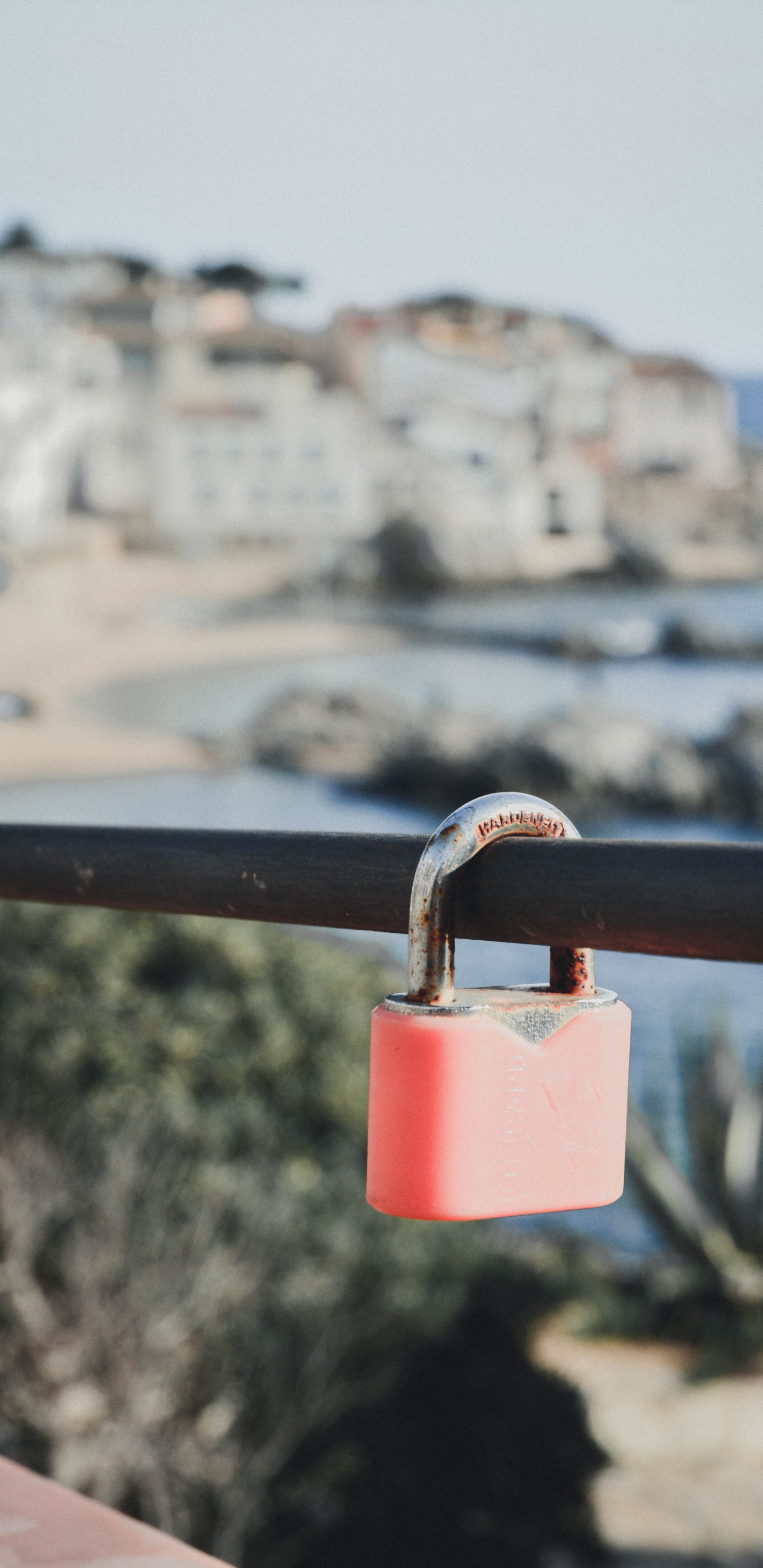 Candado Rosa en la Valla de Metal Marrón Durante el Día. Wallpaper in 1440x2960 Resolution