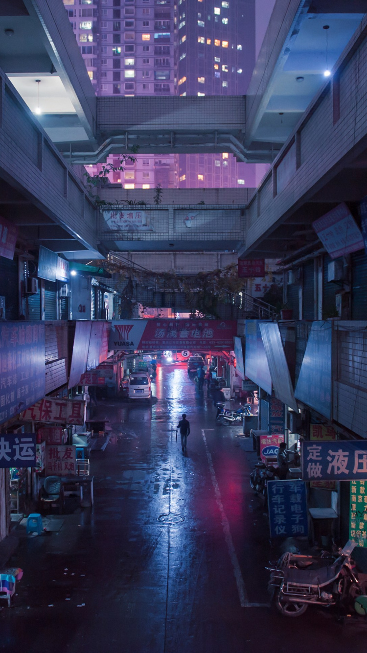 Personnes Marchant Dans la Rue Pendant la Nuit. Wallpaper in 750x1334 Resolution