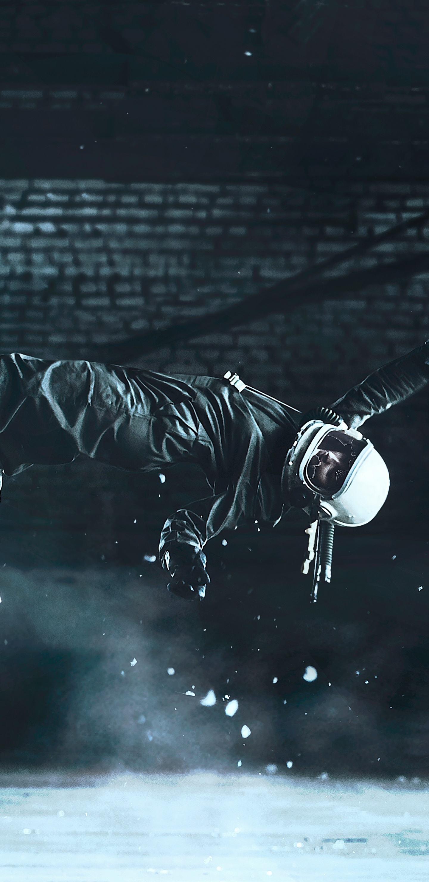 Homme en Chemise Rayée Noire et Blanche Jouant à la Planche à Roulettes. Wallpaper in 1440x2960 Resolution