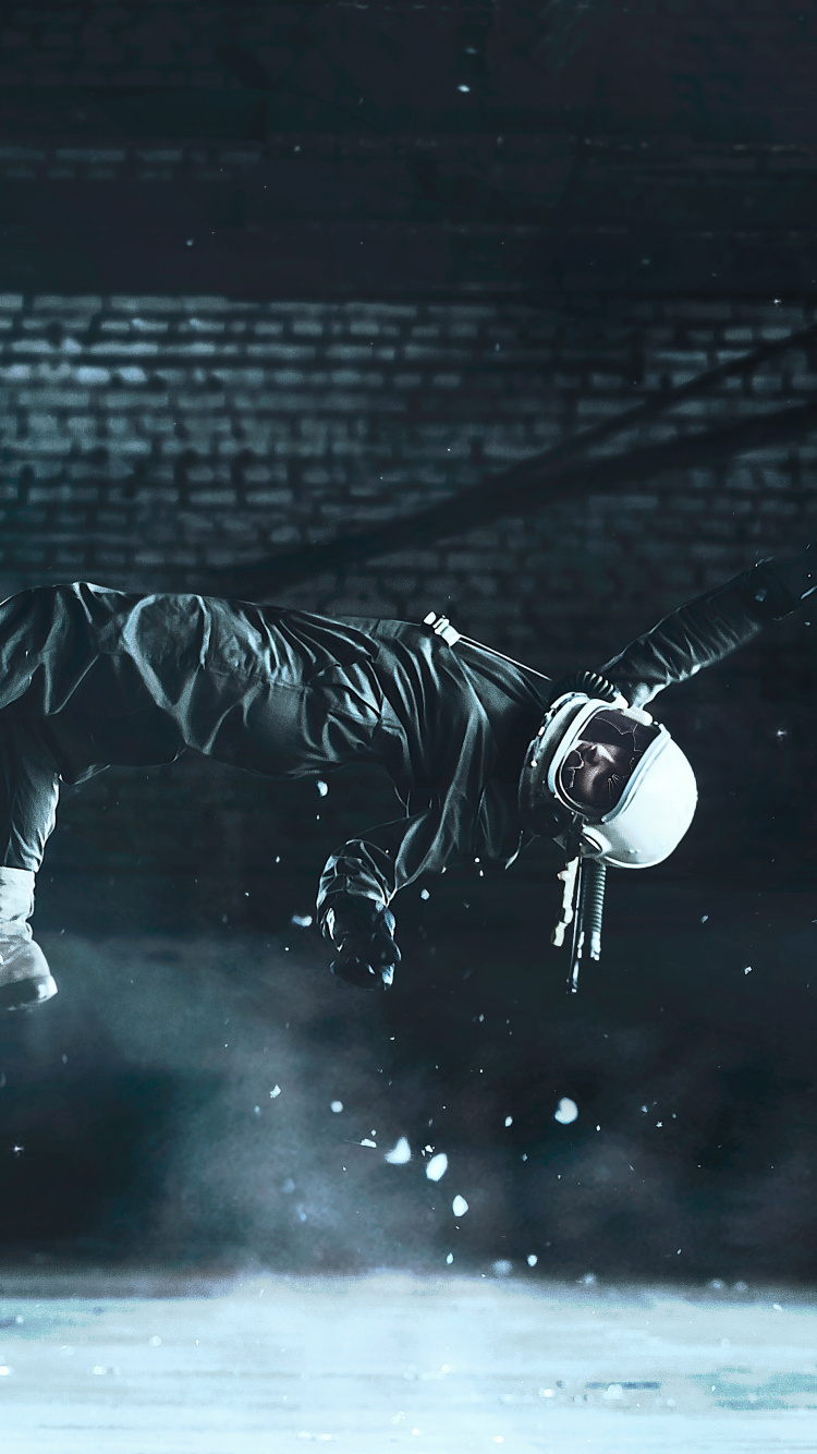 Homme en Chemise Rayée Noire et Blanche Jouant à la Planche à Roulettes. Wallpaper in 750x1334 Resolution