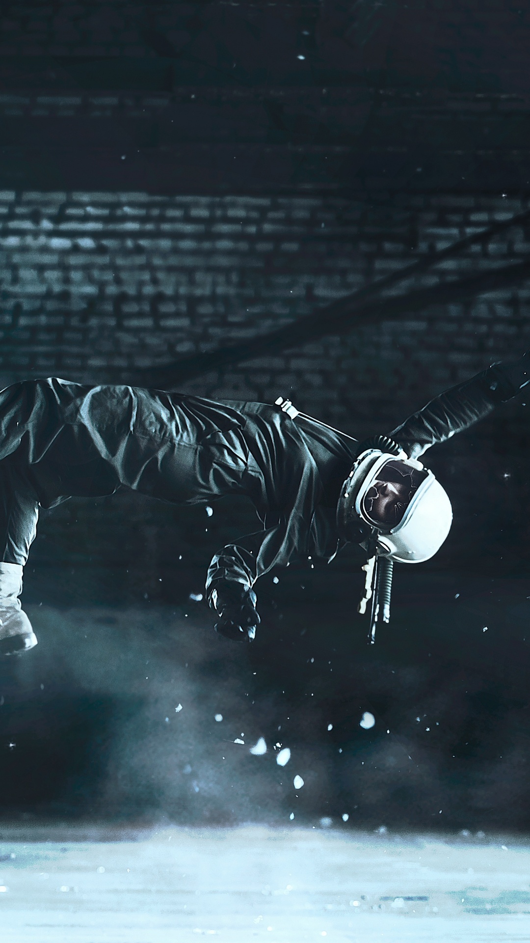 Hombre en Camisa de Rayas Blancas y Negras Jugando Patineta. Wallpaper in 1080x1920 Resolution