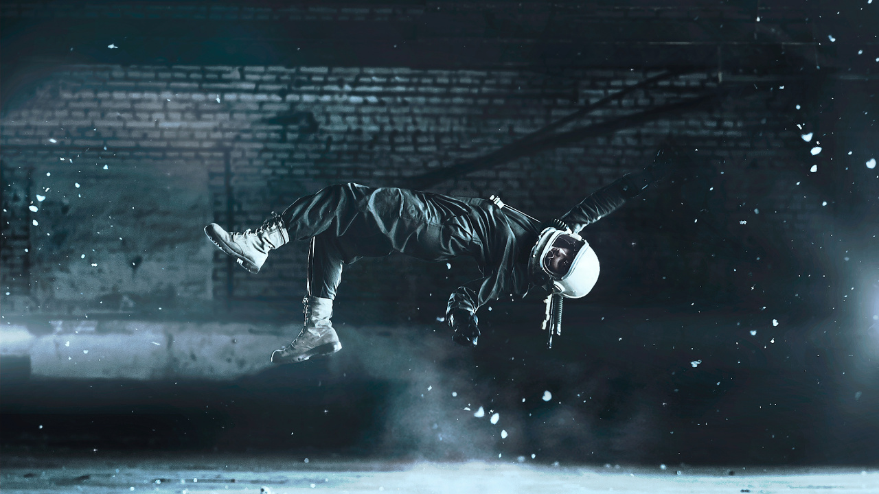 Mann im Schwarz-weiß Gestreiften Hemd Spielt Skateboard. Wallpaper in 1280x720 Resolution