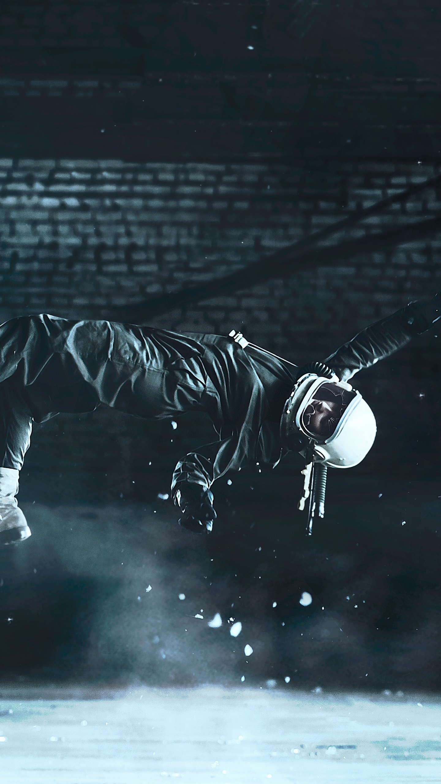 Mann im Schwarz-weiß Gestreiften Hemd Spielt Skateboard. Wallpaper in 1440x2560 Resolution