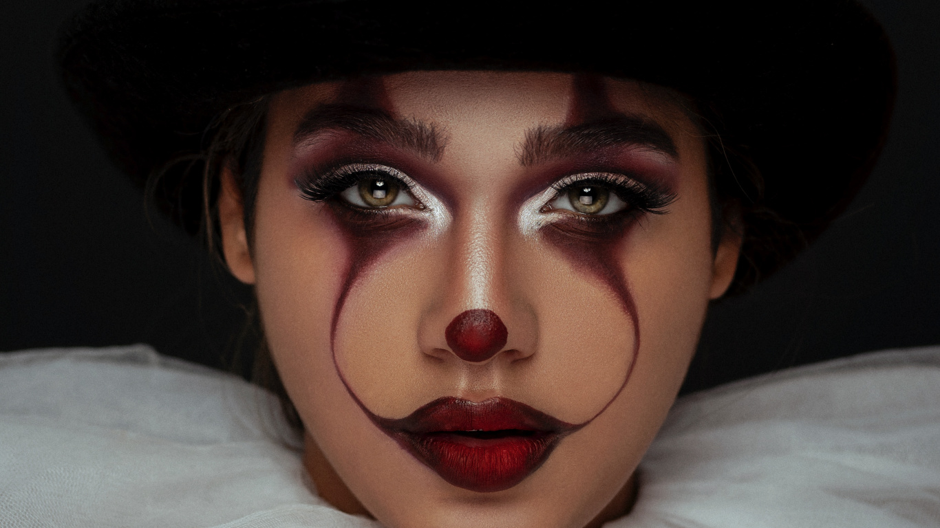 Femme au Chapeau Noir et Chemise Blanche. Wallpaper in 1366x768 Resolution