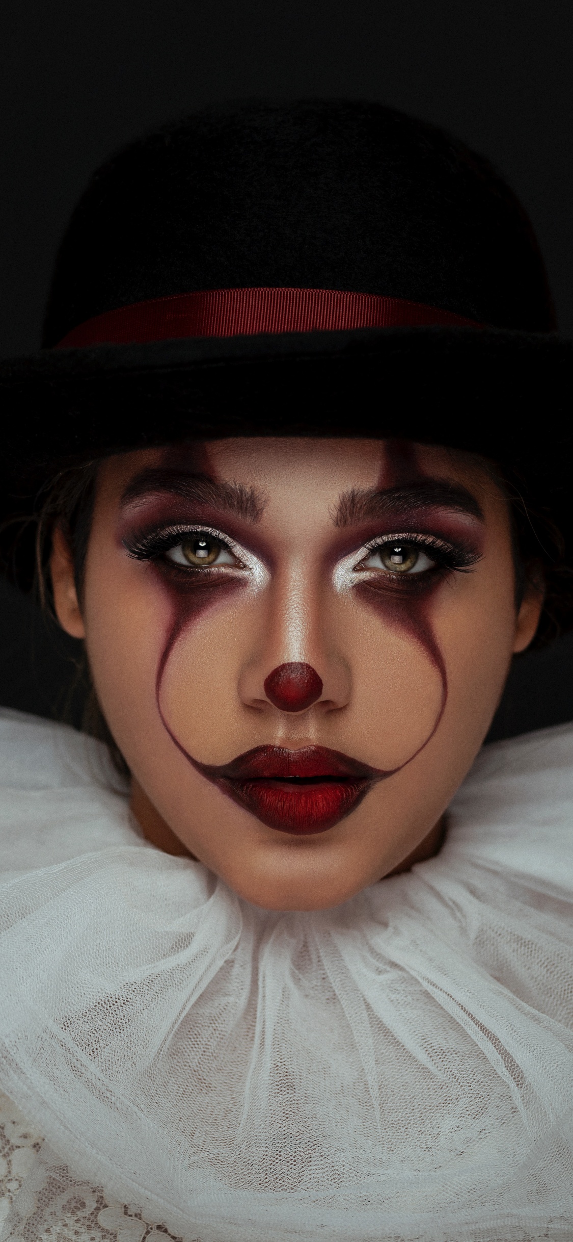 Mujer Con Sombrero Negro y Camisa Blanca. Wallpaper in 1125x2436 Resolution